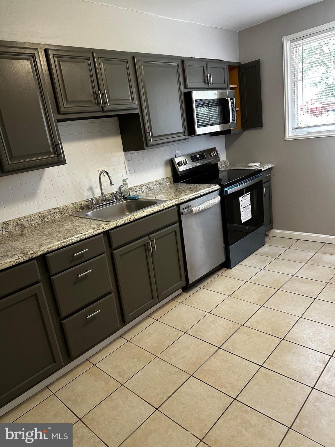 CONNECTICUT AVENUE ESTATES - Residential Lease