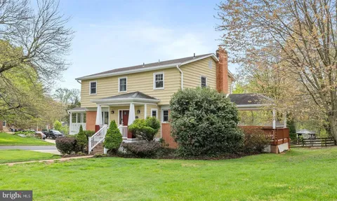 7301 Statecrest Drive, Annandale, VA MLS: VAFX2234034