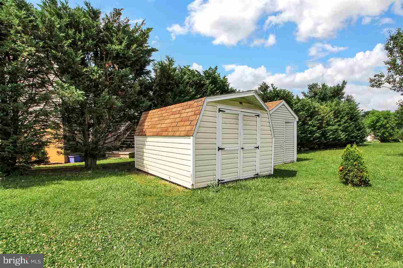 COUNTRY ESTATES - Residential
