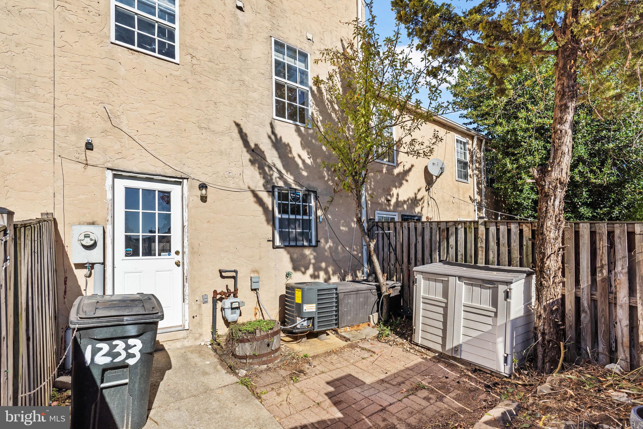 ASHLAND MEWS - Residential Lease