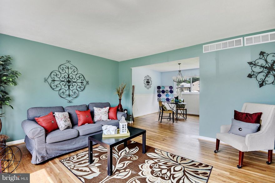 NEW PRICE!!!CHARMING COLONIAL/UPDATED AND MAINTAINED. 4 BEDRMS, 2.5 FULL UPDATED BATHS.FIRST FLOOR FAMILY ROOM, HARDWOODS THROUGHOUT,UPDATE EAT-IN KITCHEN, AMPLE SPACE THROUGH-OUT THE HOME, LOTS OF UPGRADES, READY TO MOVE-IN/ MAR CONTRACT/BUYER INFORMATION SHEET.