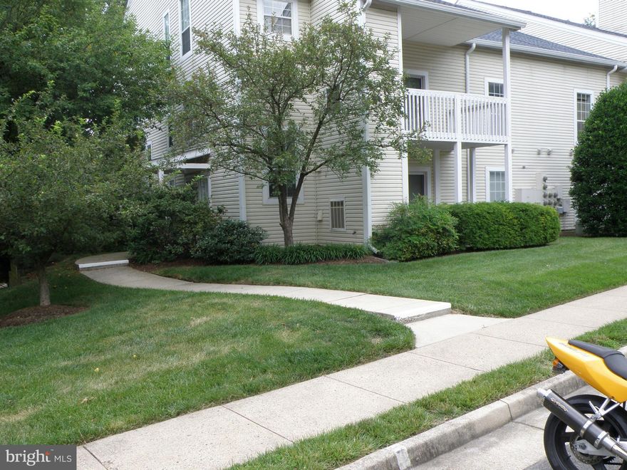 Clean and neat condo for sale. Freshly painted and cleaned. 1 level living on ground level. Wood burning fireplace. Separate laundry room with full size washer and dryer. Granite counter tops in kitchen. In the sought after Lake Ridge Home owners Association. Access to 5 pools and more......Approved for VA and FHA