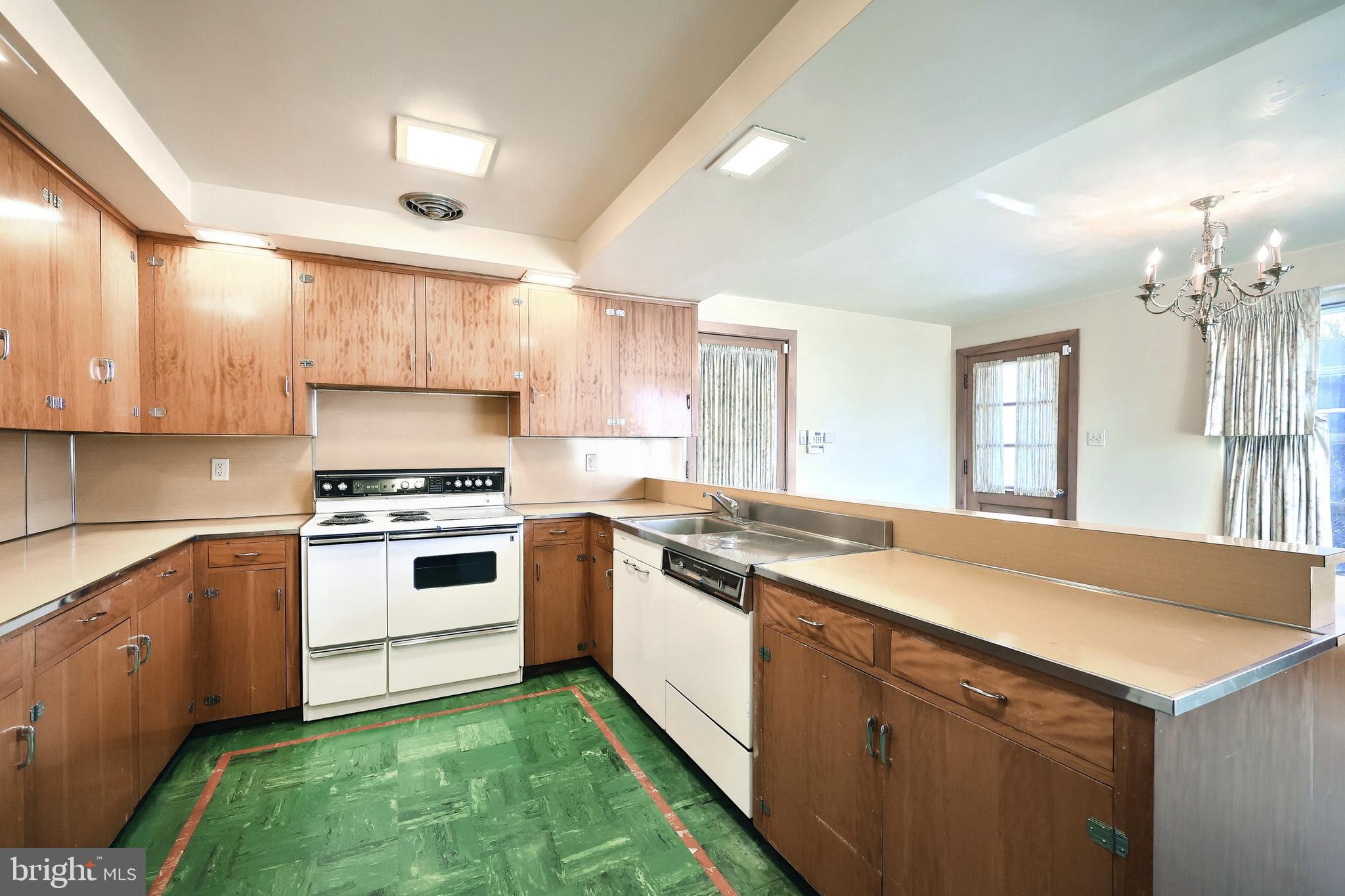 STRATHCONA HILLS - Residential