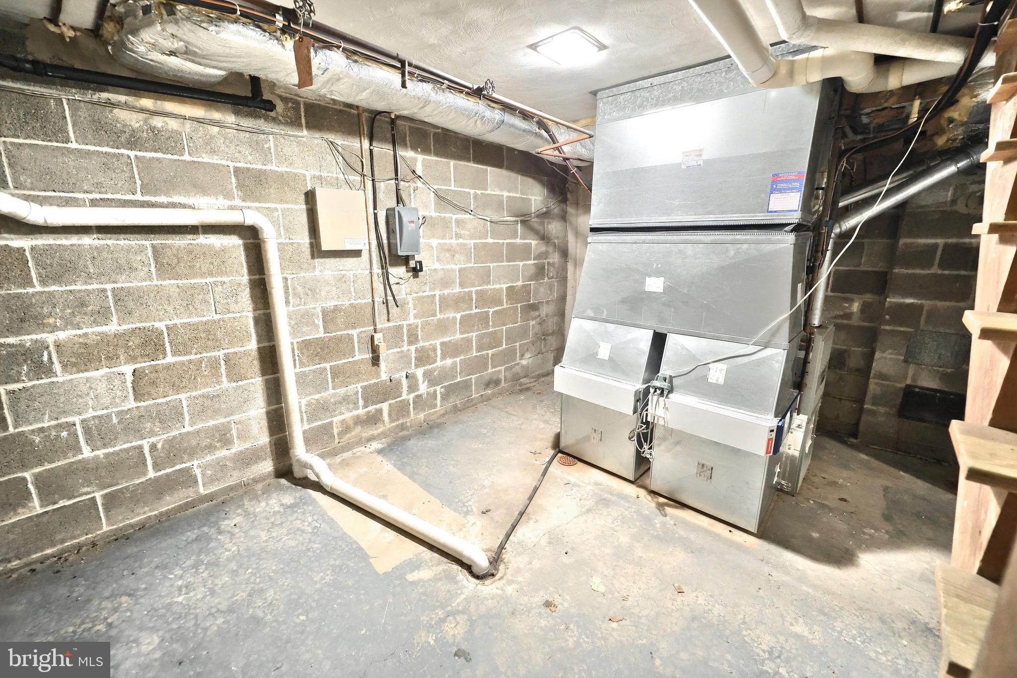 STRATHCONA HILLS - Residential