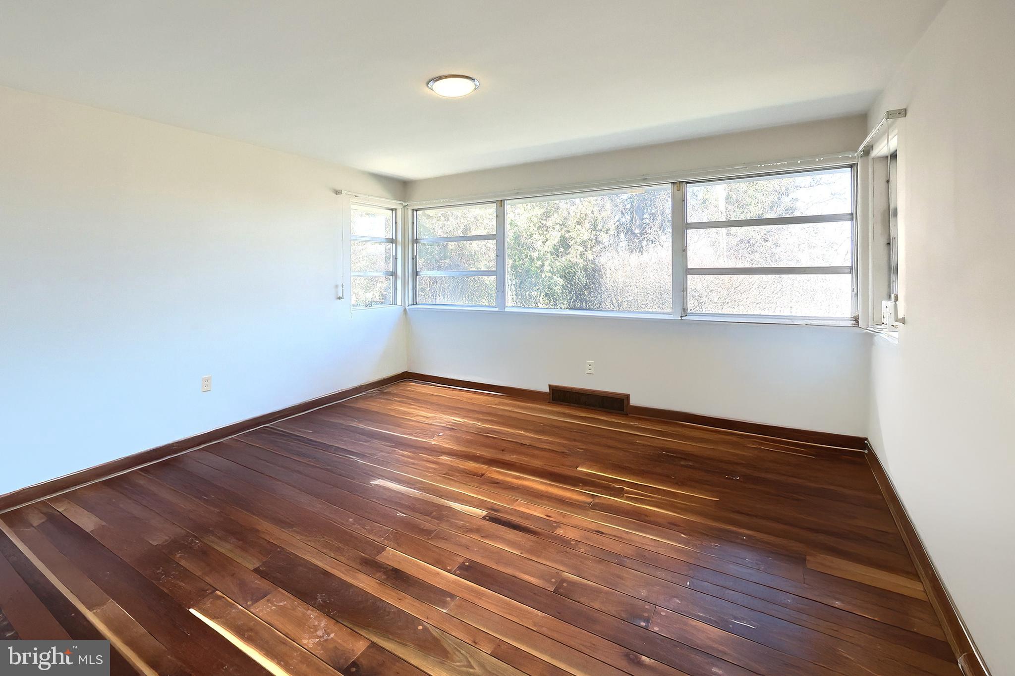 STRATHCONA HILLS - Residential