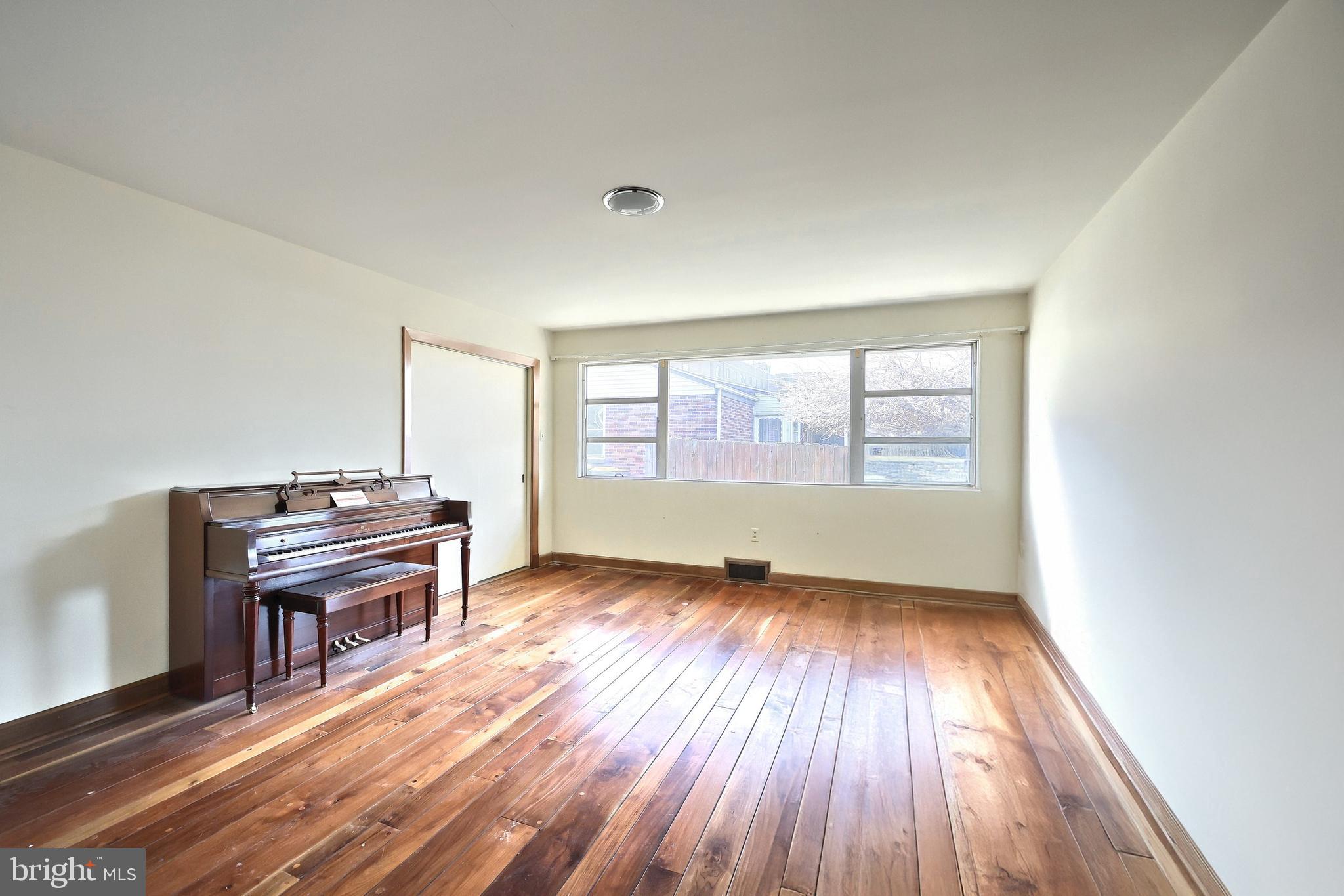 STRATHCONA HILLS - Residential