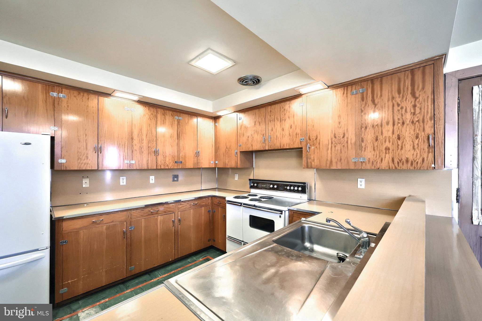 STRATHCONA HILLS - Residential