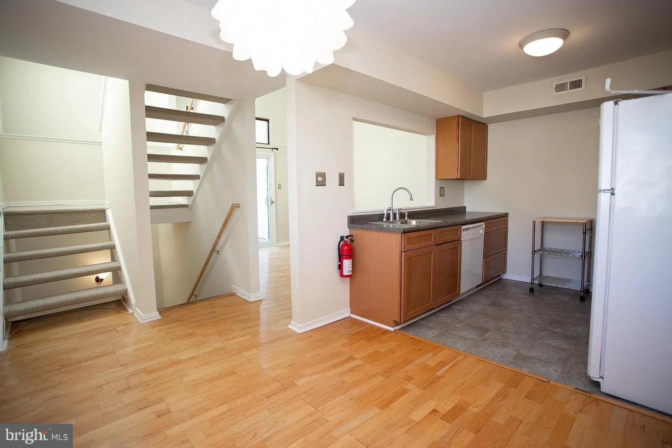 102 GREGORYS WAY 102