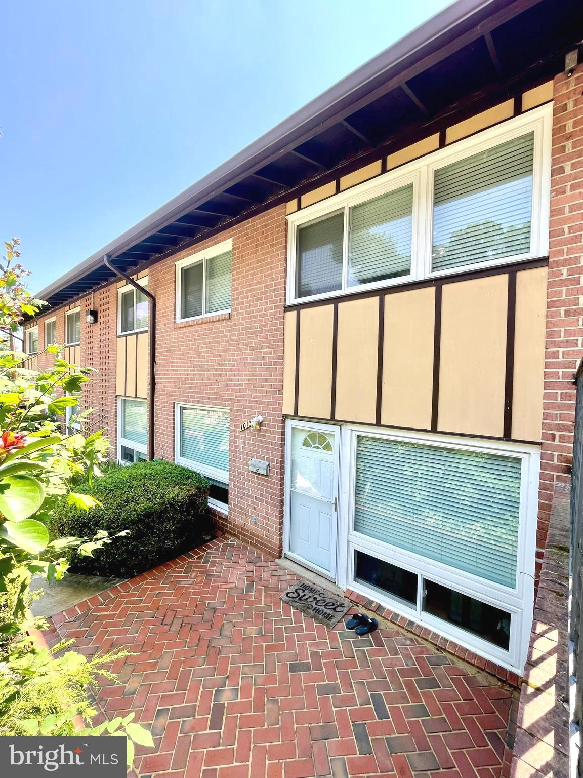 MOSBY WOODS TOWNHOUSE - Residential