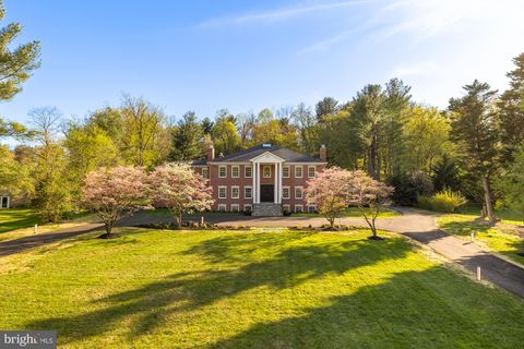 Photo of 10821 Barn Wood Lane, POTOMAC, MD 20854 (MLS # MDMC2198086)