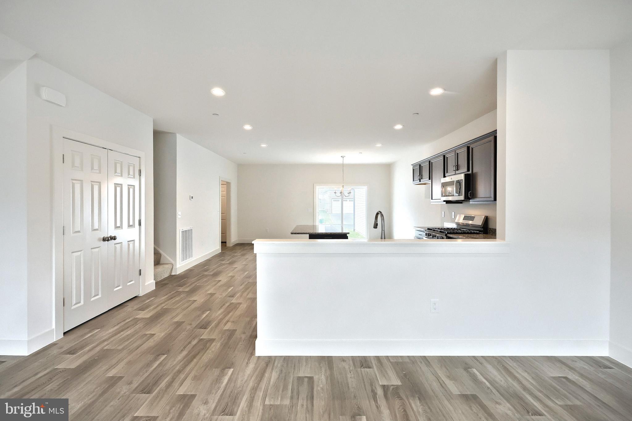 MADISON COURT - Residential