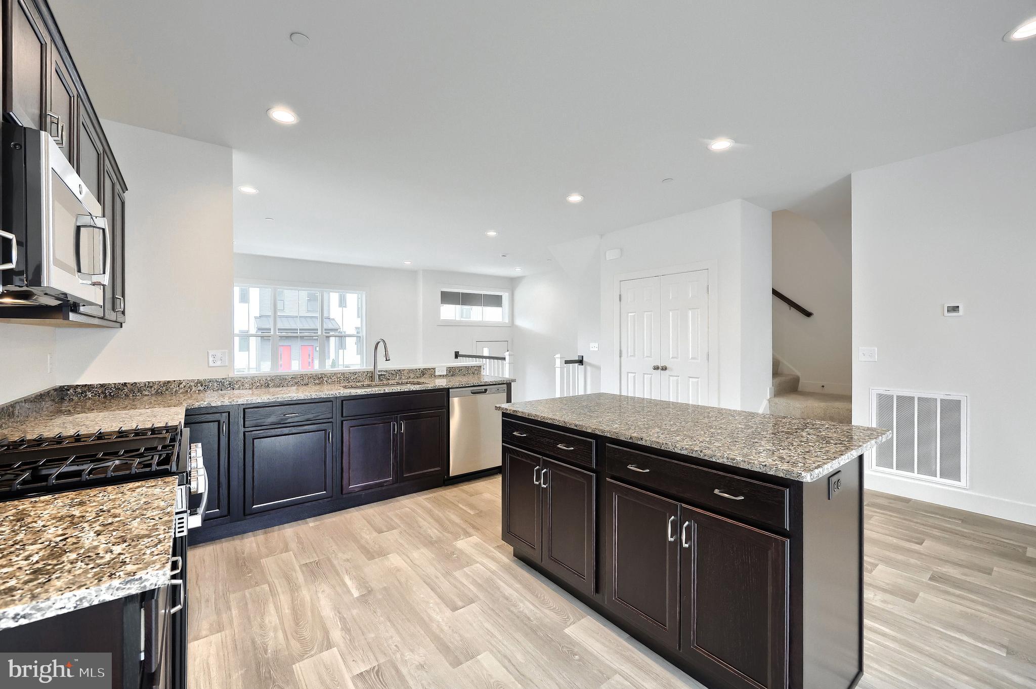 MADISON COURT - Residential