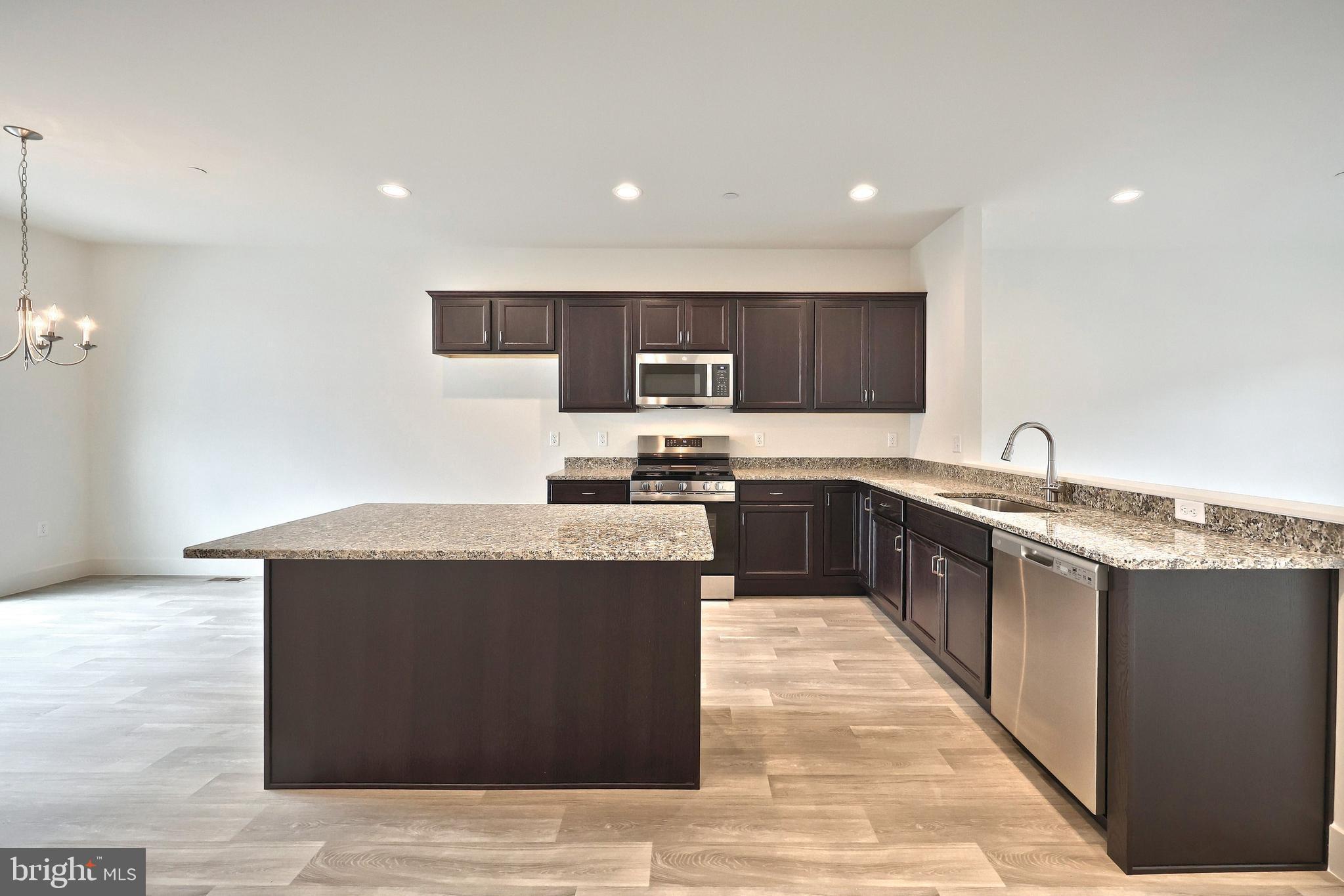 MADISON COURT - Residential