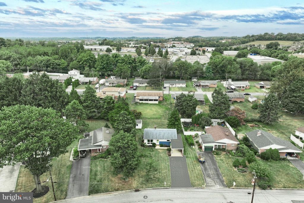 Photo of 340 Gwen Drive, YORK, PA 17404 (MLS # PAYK2089636)