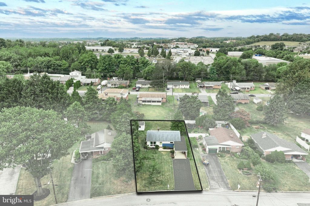Photo of 340 Gwen Drive, YORK, PA 17404 (MLS # PAYK2089636)