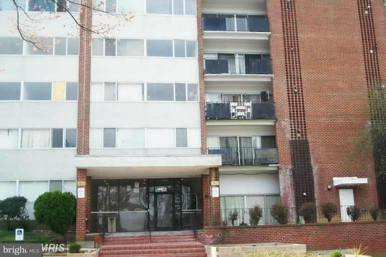 Spacious 1bed 1 bath condo, sold as is. Close to shops, walk to metro. balcony. Condo fee needs to be verify