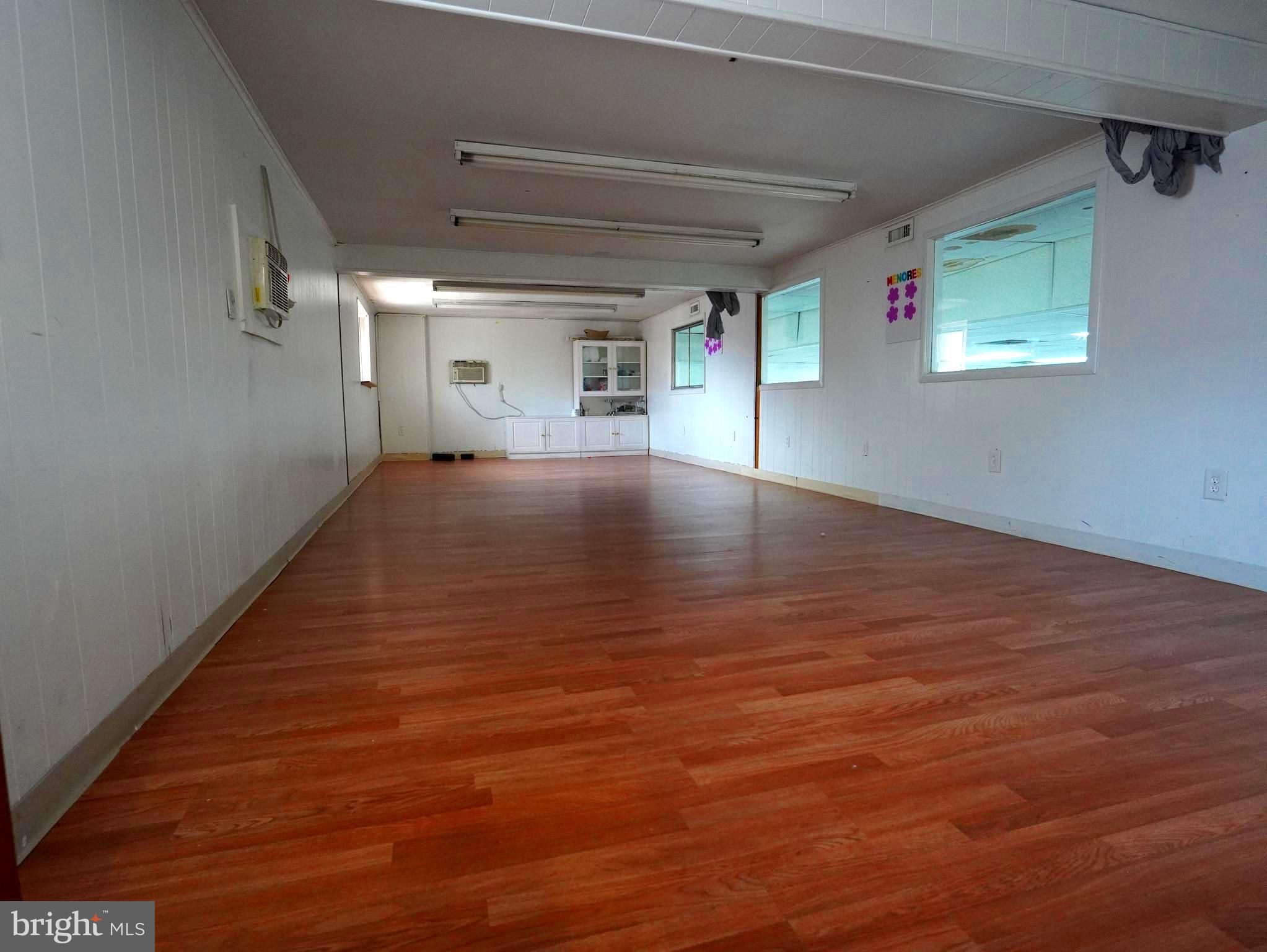 OXFORD CIRCLE - Commercial Lease