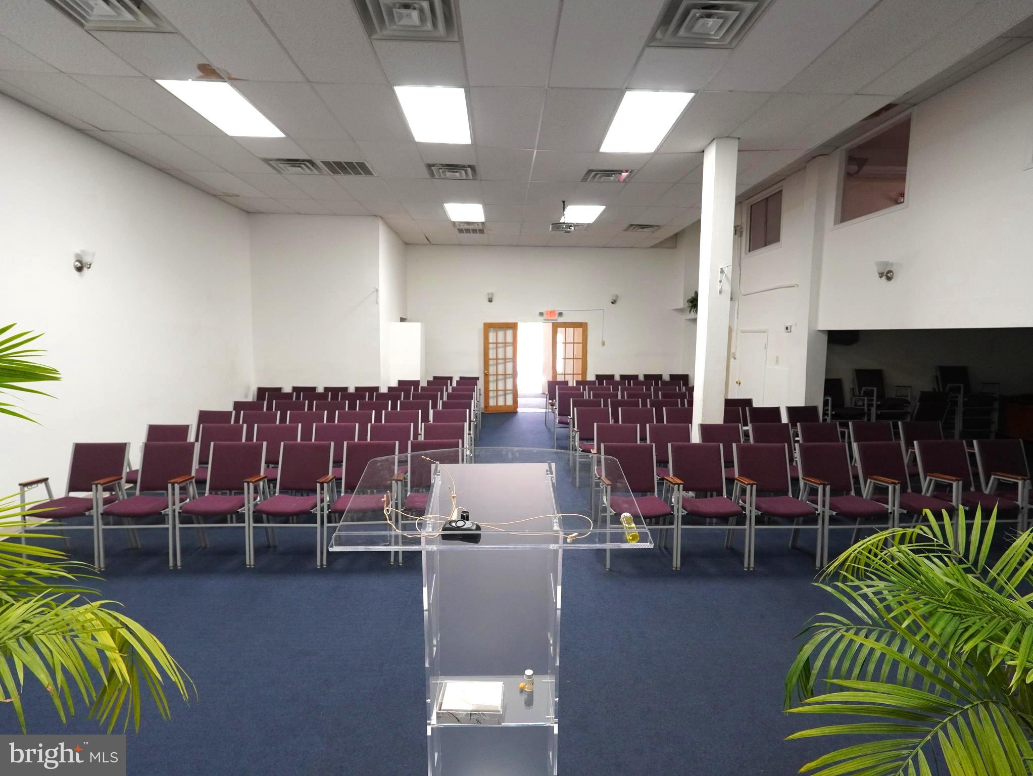 OXFORD CIRCLE - Commercial Lease