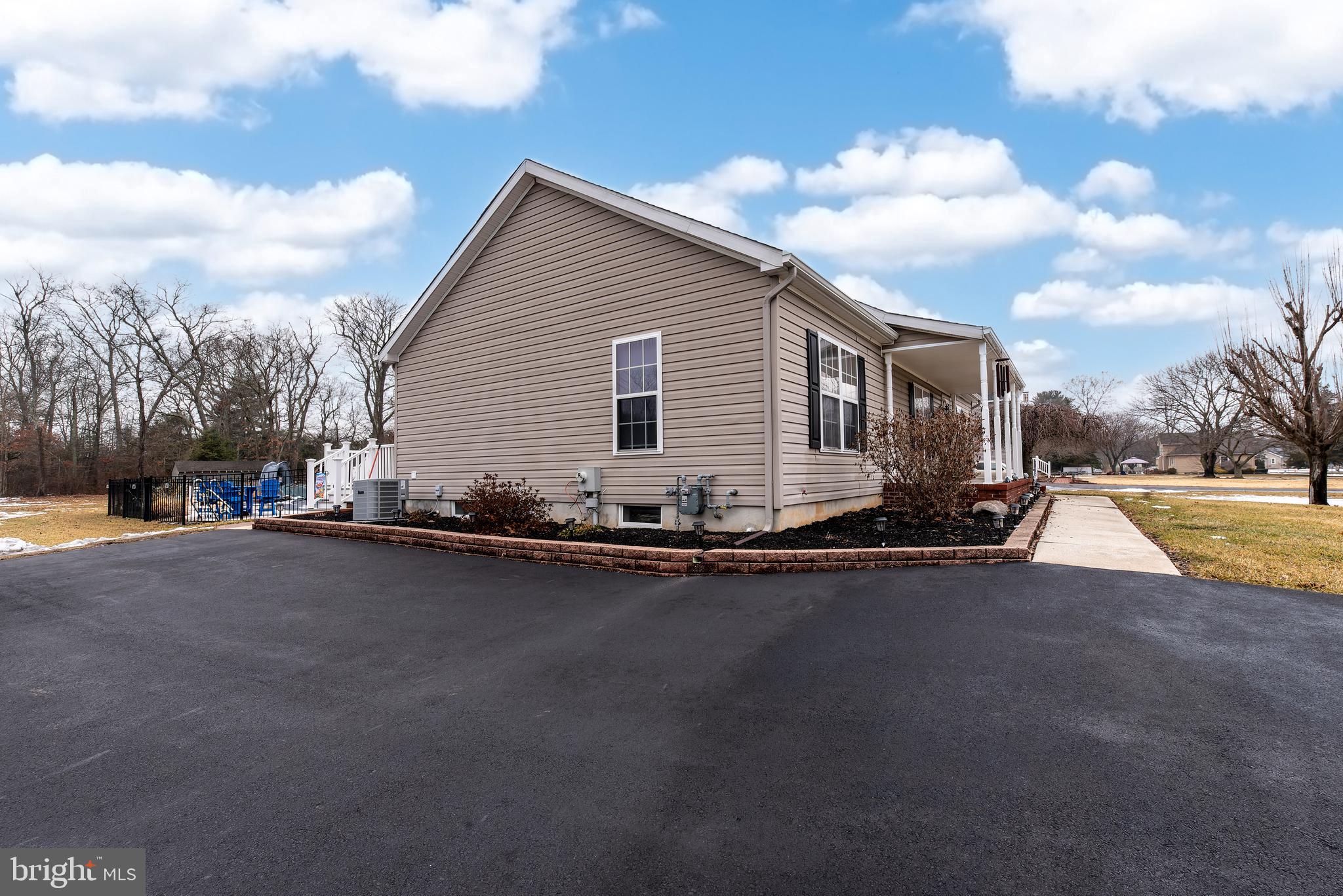 727 CLOVER HILL - Photo 2