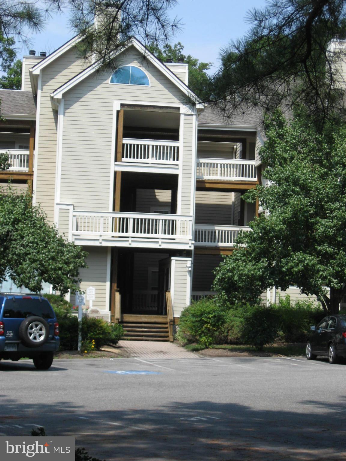 "THE DEAL"! TOP FLOOR END UNIT 2 BR+DEN, 2 BA condo on Back Creek. Open floor plan w/vaulted ceilings. Bright Living Room w/wood burning fireplace. Screened-in Deck.Spacious MBR w/SECOND wood burning fireplace. Master Bath w/whirlpool tub.Approx 1560 sq ft. Original owners! Enjoy Solomons Landing Condo amenities: pool,clubhouse, tennis, marina. 25' BOAT SLIP P-8 conveys (sep tax 0501216066) .