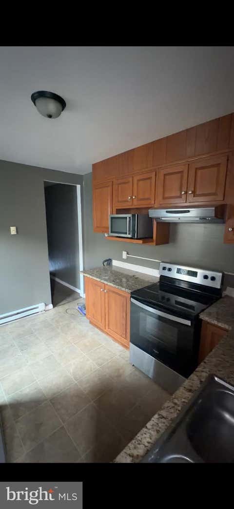 Townhouse For Rent - 1035 N 10th Street<br/> READING, PA 19604