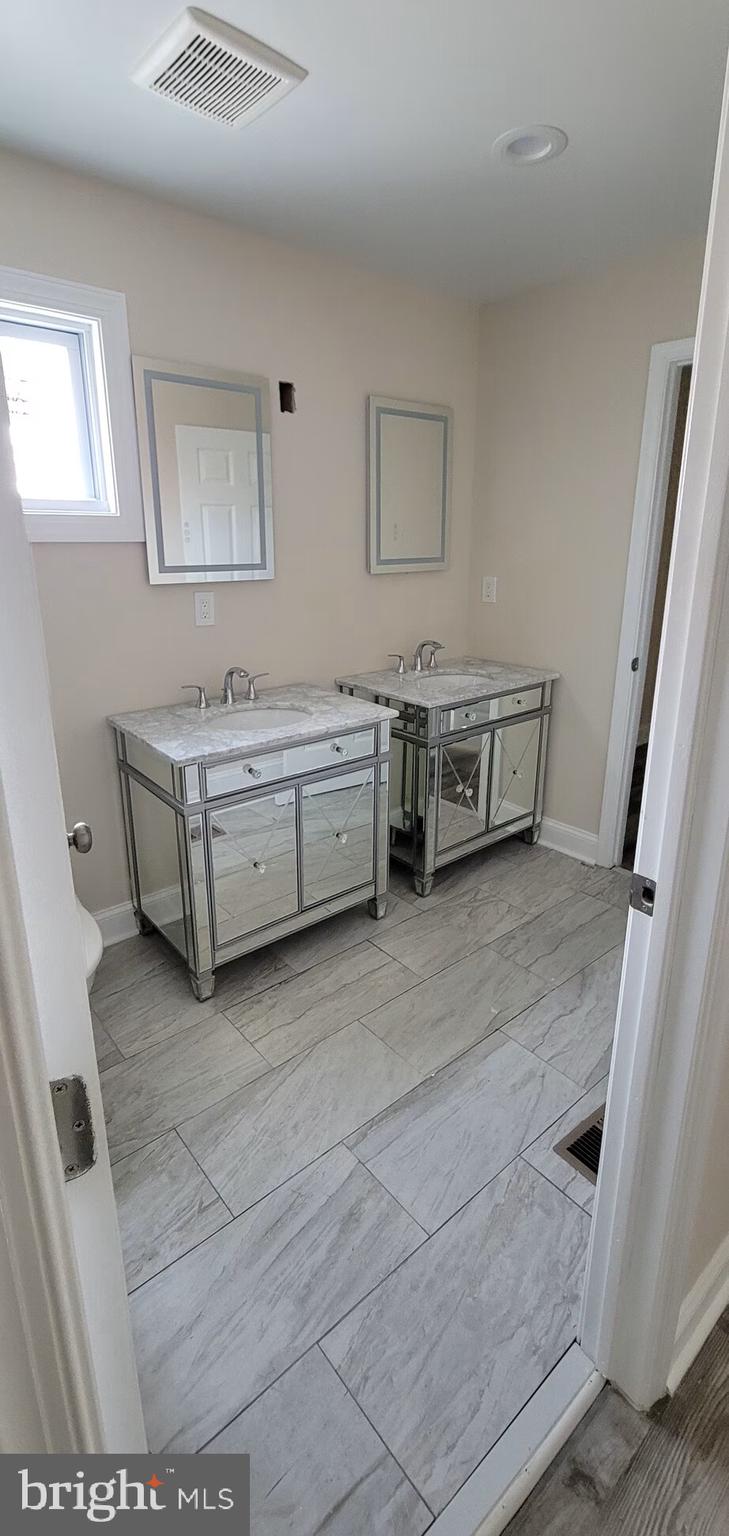 LITTLE ITALY - Residential Lease