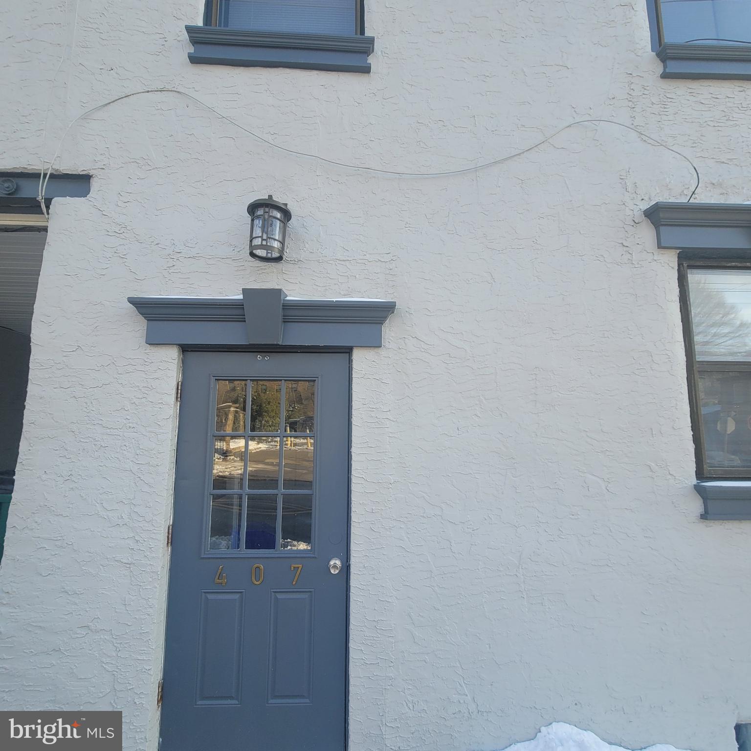 Available May cute updated 1 bed 1 bath third- floor apartment. Central air scheduled to be installed.
Shared coin operated washer and dryer located at ground level
Pet friendly building. pet restrictions due apply case by case
Max 2 pets. $25 extra a month per pet under 20lbs $50 extra per month per pet under 40 lbs