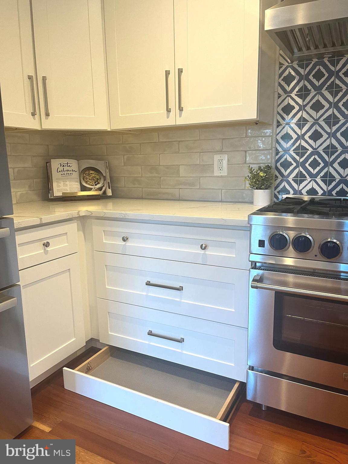 OVER LEE KNOLLS - Residential