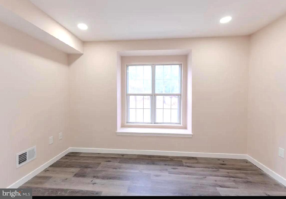 VALLEY STREAM - Residential