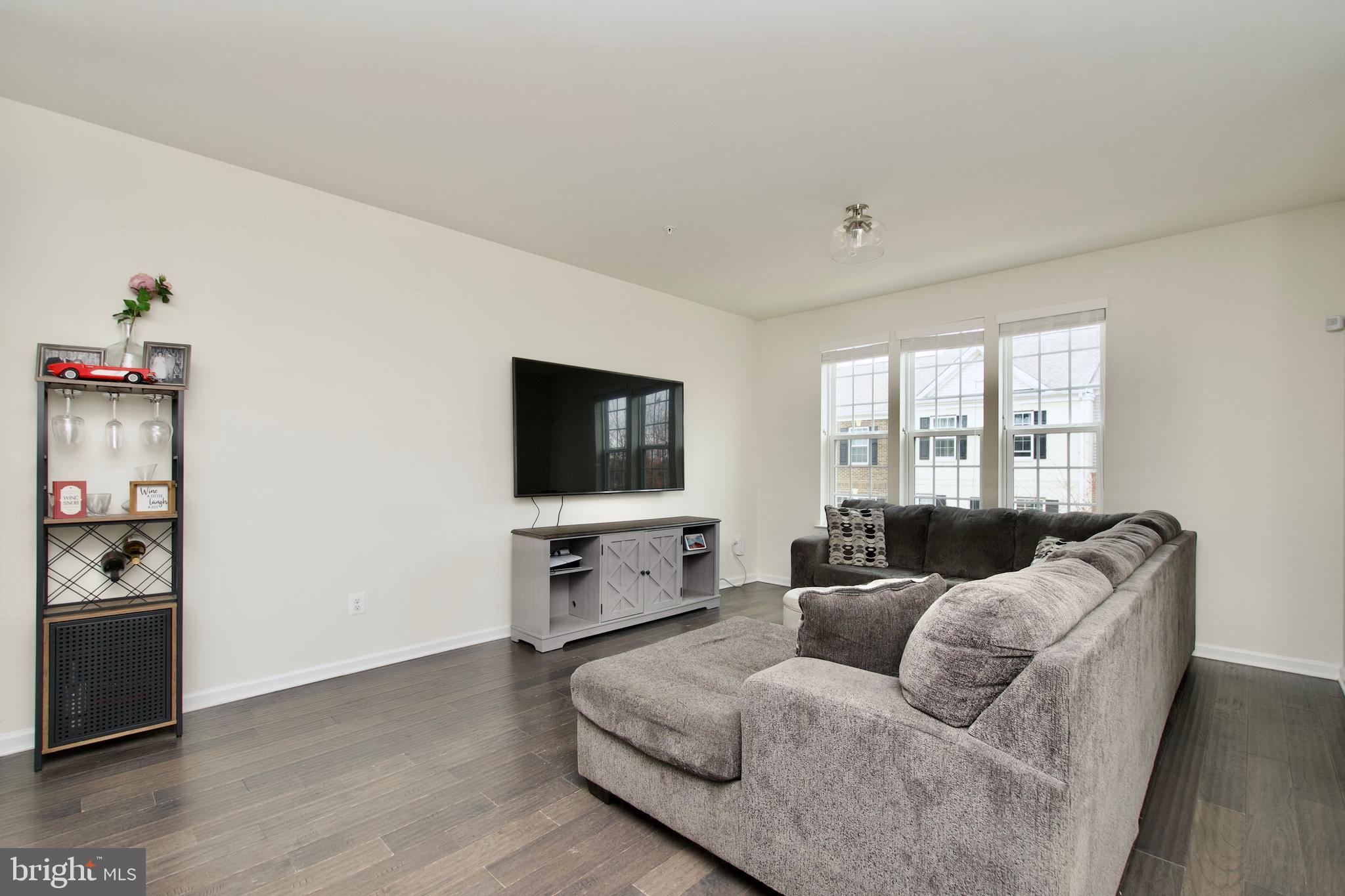 METRO POINTE - Residential