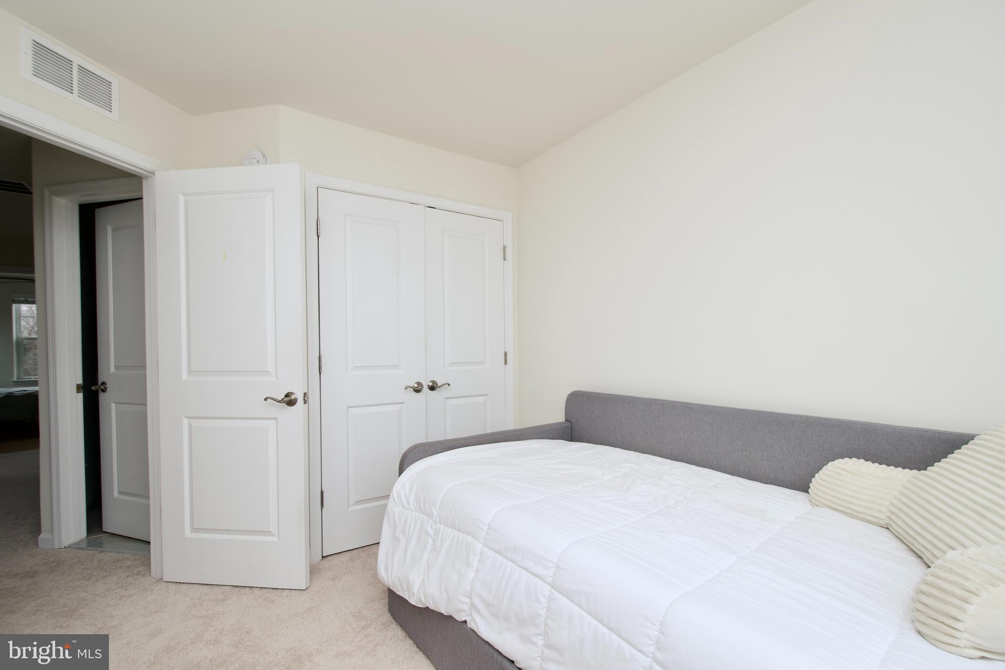 METRO POINTE - Residential