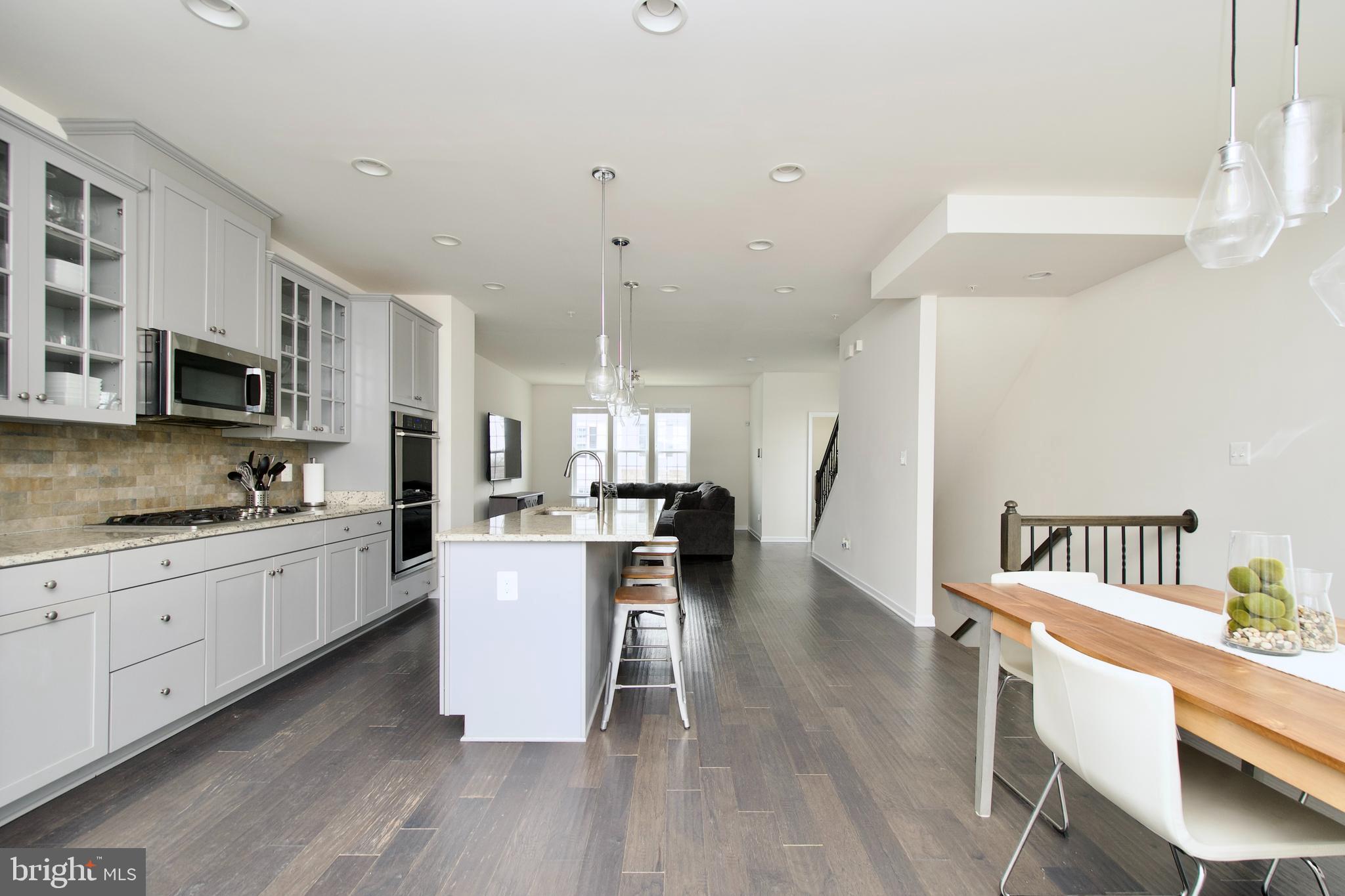 METRO POINTE - Residential