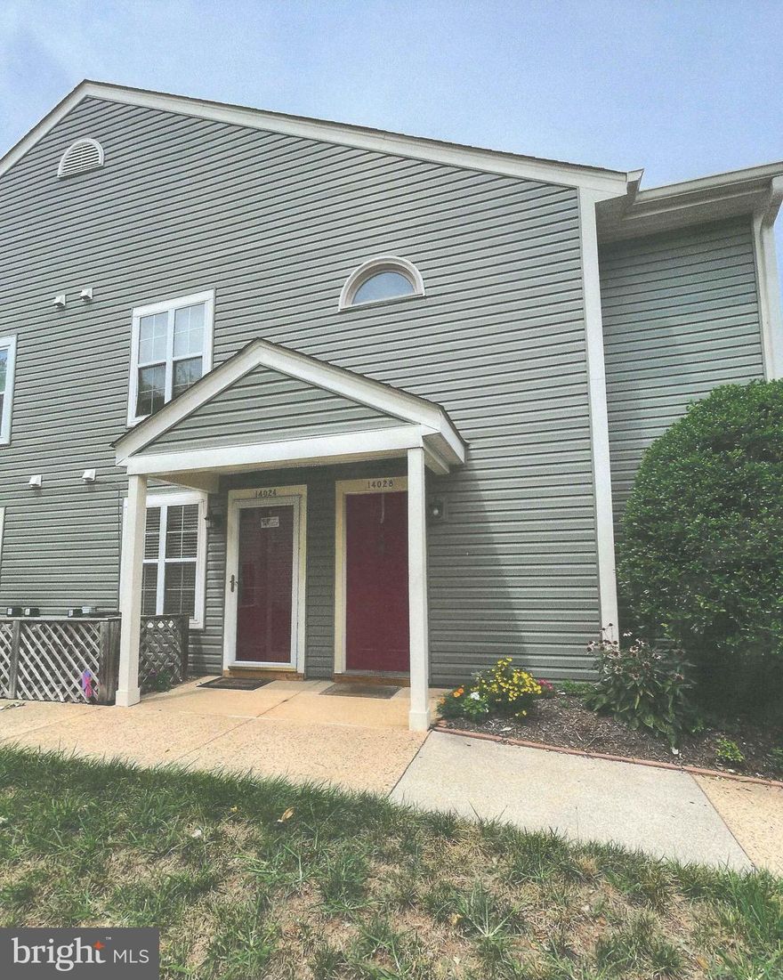 Wonderful upper-level condo unit in a charming community.  Close to everything.