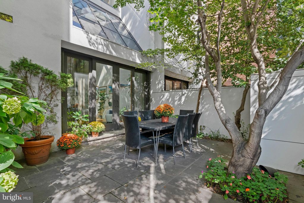 Photo of 639 Pine Street, PHILADELPHIA, PA 19106 (MLS # PAPH2538336)