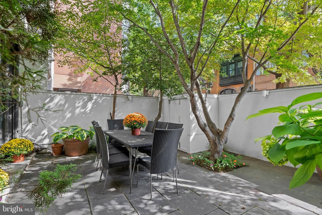 Photo of 639 Pine Street, PHILADELPHIA, PA 19106 (MLS # PAPH2538336)