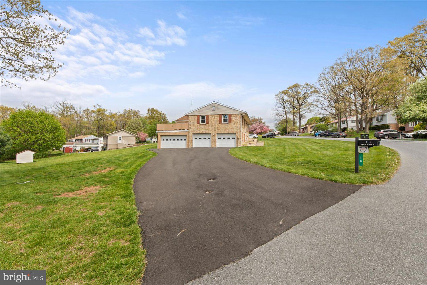 10 E SUMMIT DRIVE