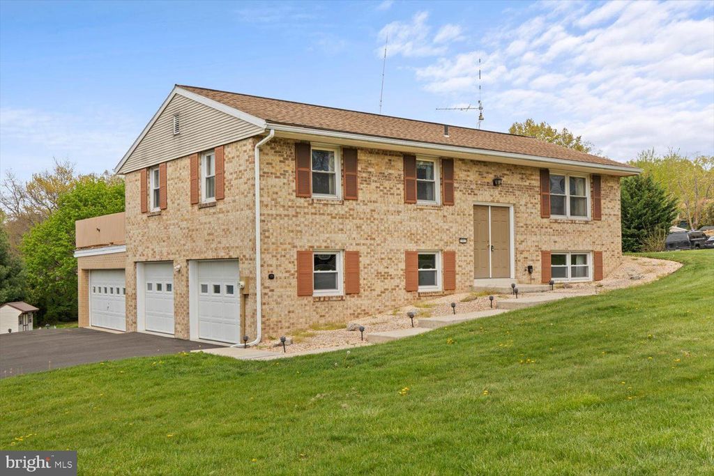 Photo of 10 E Summit Drive, STEVENS, PA 17578 (MLS # PALA2068908)