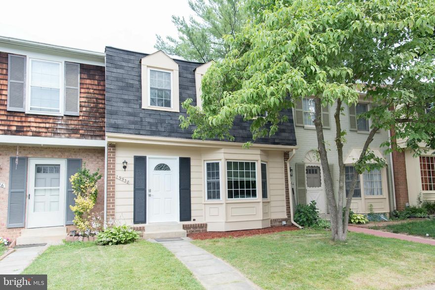 SPACIOUS BRIGHT DESIGNER T/HOUSE, 4 BEDROOMS, 3.5 BATHS, NEW EAT IN KITCHEN, GRANITE &  BAY W/DOW, NEW TILED BATHROOMS, HARDWOOD FLOORING THROUGHOUT, OAK STEPS, NEWER WINDOWS & FRONT DOOR, BASEMENT SUITE W/FRIDGE & SINK, SEPARATE DINING AREA,, SLIDER TO FENCED YARD & RELAXING PATIO, OWNER'S BEDROOM W/FULL BATH, NEW LIGHT FIXTURES & MUCH MORE. POOLS, TENNIS,CLUBHOUSE,FRONT PARKING, EASY COMMUTE.