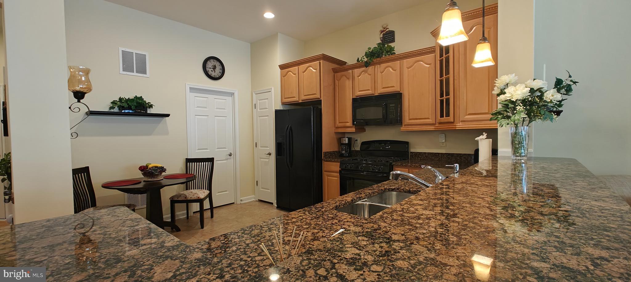 COLONIAL CHARLES - Residential Lease