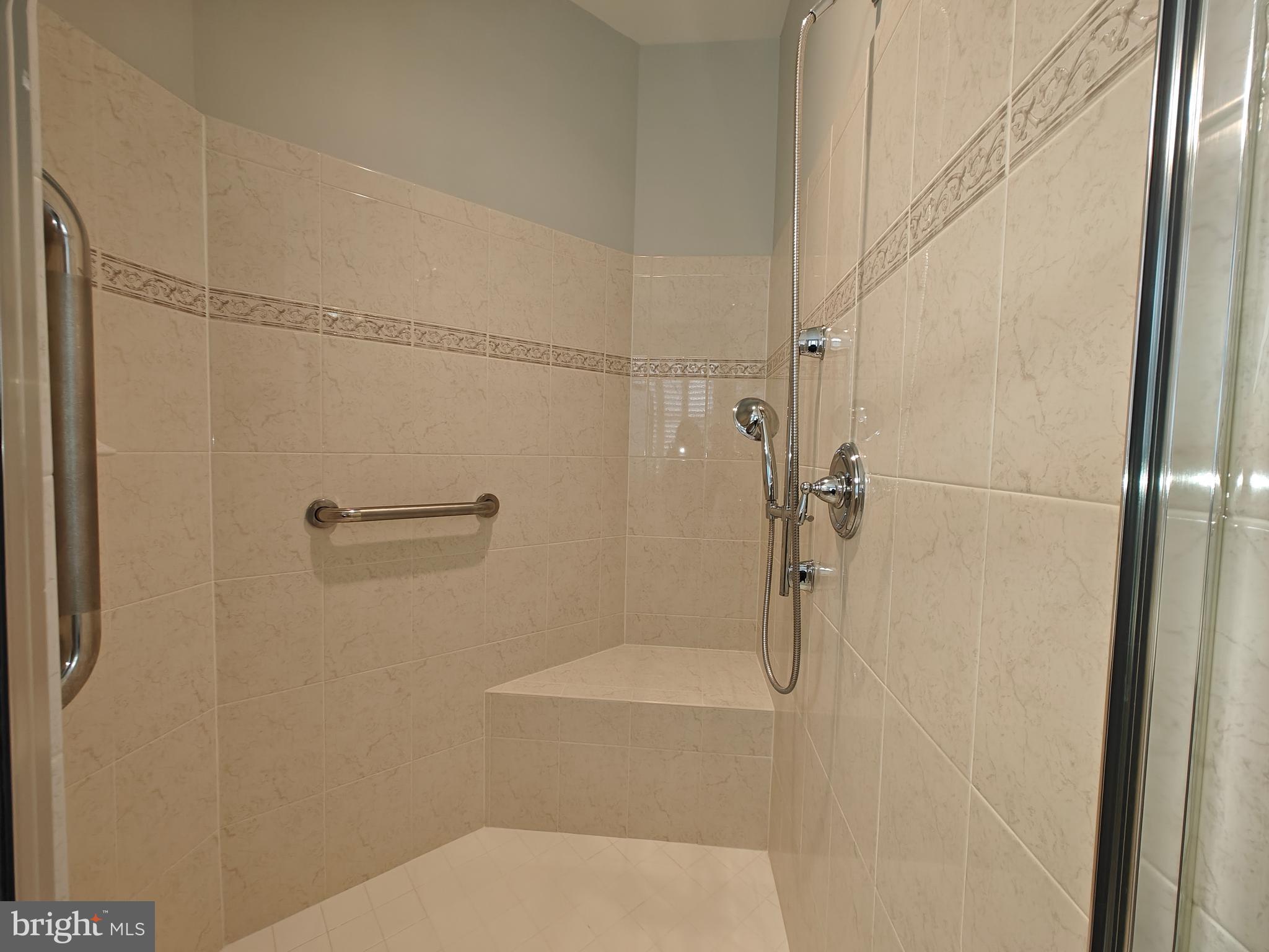 COLONIAL CHARLES - Residential Lease