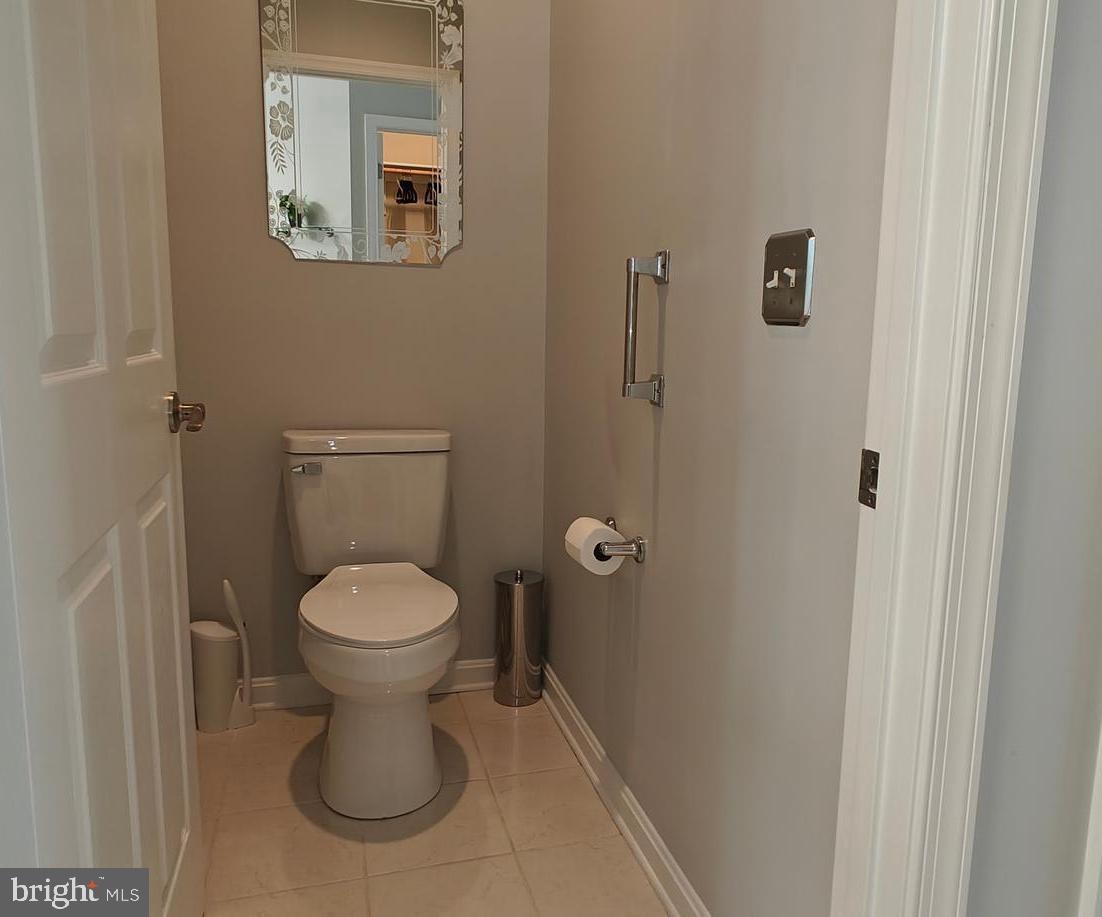 COLONIAL CHARLES - Residential Lease