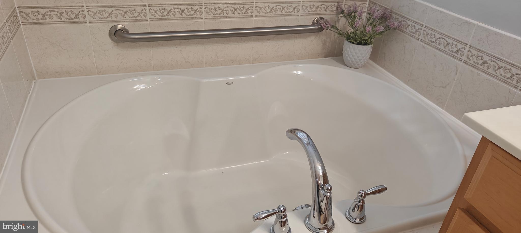 COLONIAL CHARLES - Residential Lease