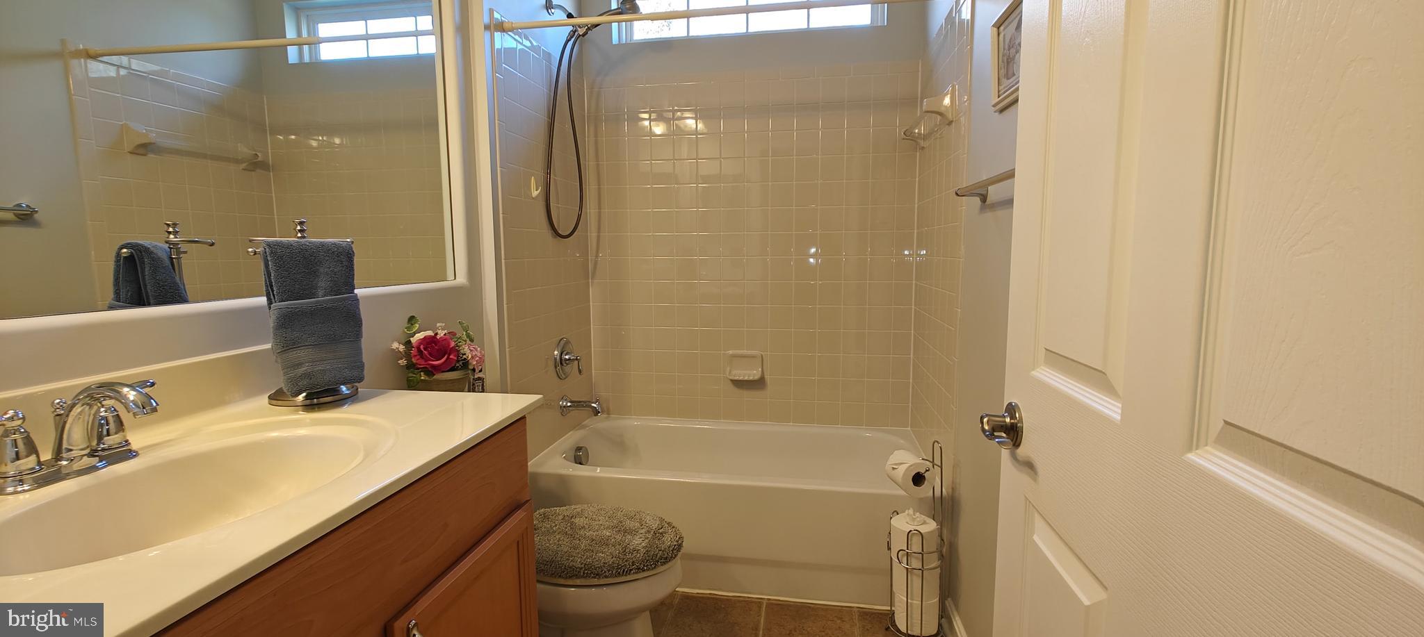 COLONIAL CHARLES - Residential Lease