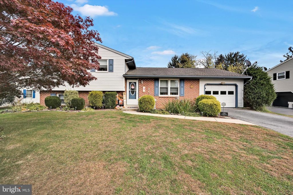 Photo of 137 Cliff Lane, ELIZABETHTOWN, PA 17022 (MLS # PALA2078914)