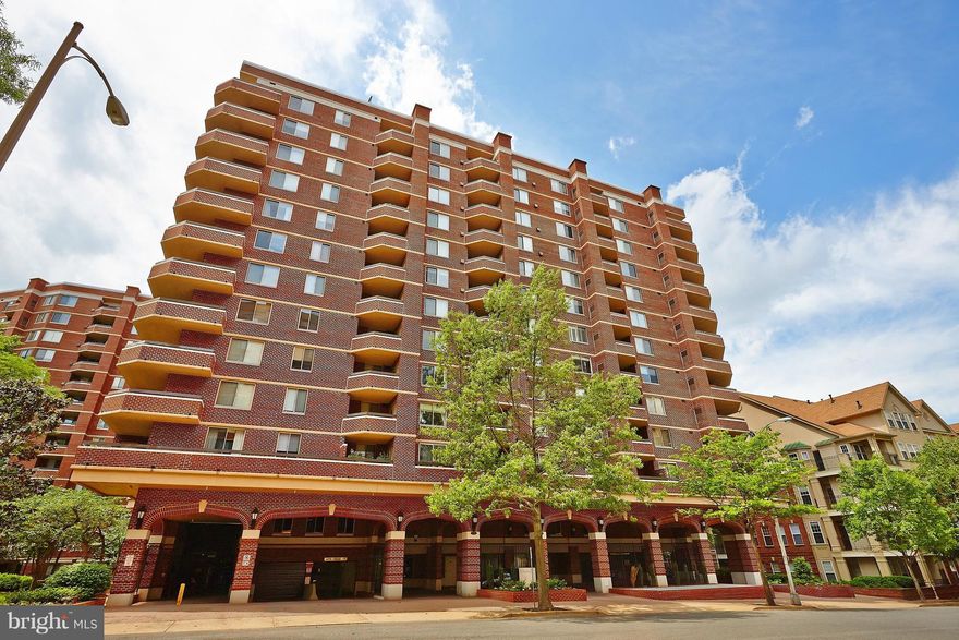 Great one bedroom condo - minutes to Courthouse Metro.   Large living room w/treed view & balcony. Updated throughout with hardwood floors, granite countertops & stainless appliances.  Large bedroom with walk-in closet.  Great community amenities with gym, game room, meeting room pool and more.  Across from Rocky Run Park just steps to Whole Foods, Trader Joe's, Market Common, Dining & Shopping.