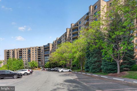 Photo of 8340 Greensboro Drive #425, MCLEAN, VA 22102 (MLS # VAFX2303882)