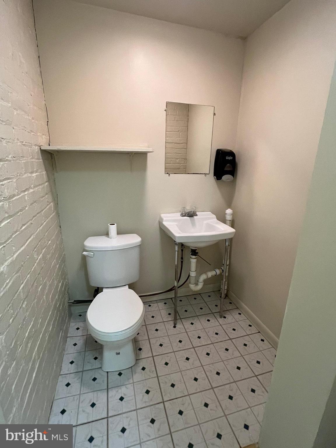 Main image without alt text