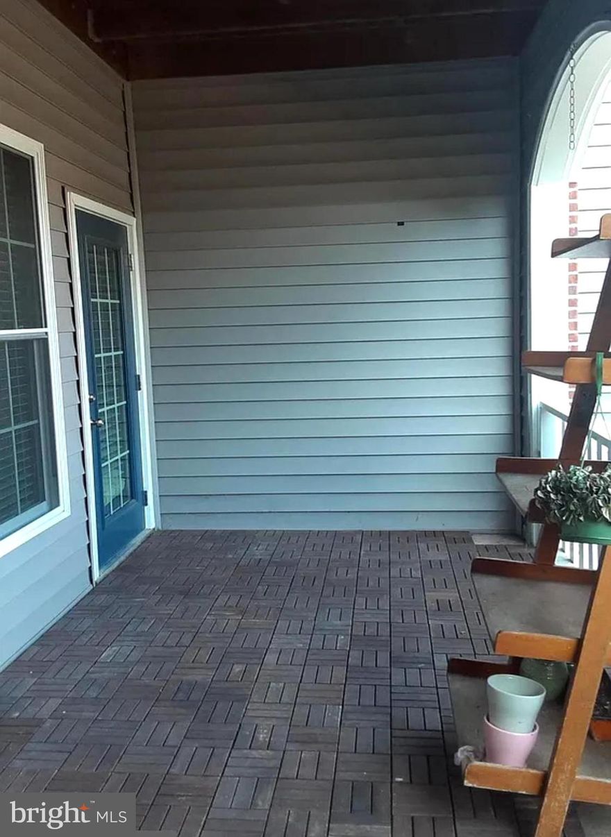 Beautiful ground level unit with 2 bedrooms & 2 full baths & a separate dining area. Also features a private fenced walk out patio with easy access to parking just steps away. Updated withing recent years with fresh paint, new floors, new SS Appliances, designer touches & much more. Major roads, restaurants and shops also in close proximity. Hurry and come see this charming unit before its gone!! **Pet friendly but case by case / Deposit**