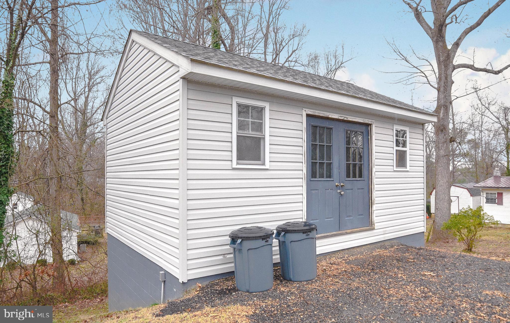 HOLLYWOOD SHORES - Residential