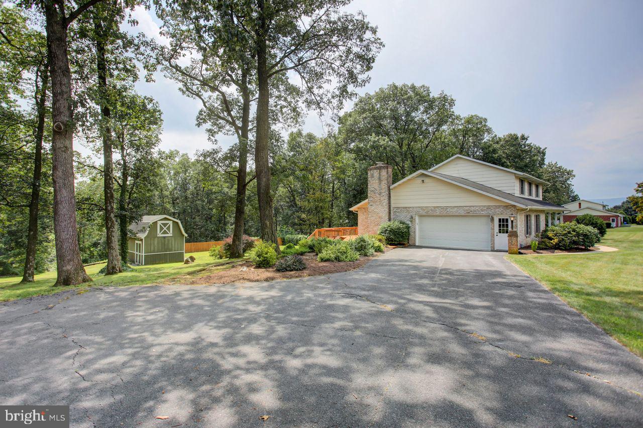 1734 BLAKEWOOD DRIVE